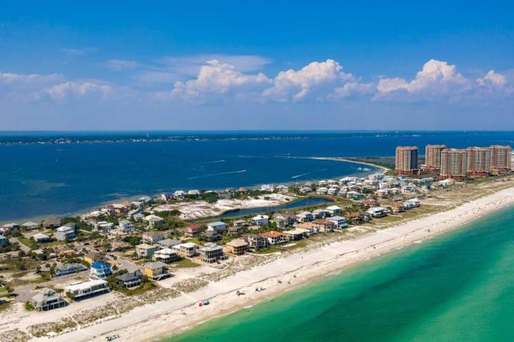 Crowded Pensacola, Florida next to the ocean